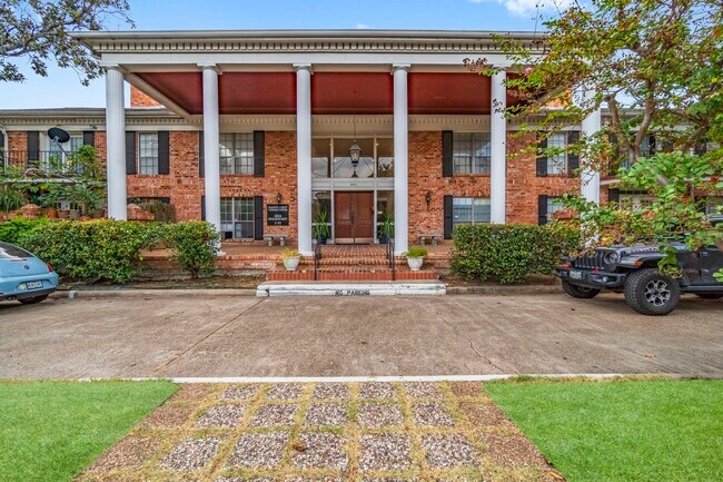 Building Photo - 2824 Briarhurst Dr