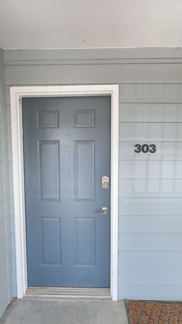 Building Photo - Great 3rd floor unit at LAUREL STATION for $2800/month Rent includes two assigned parking spaces!