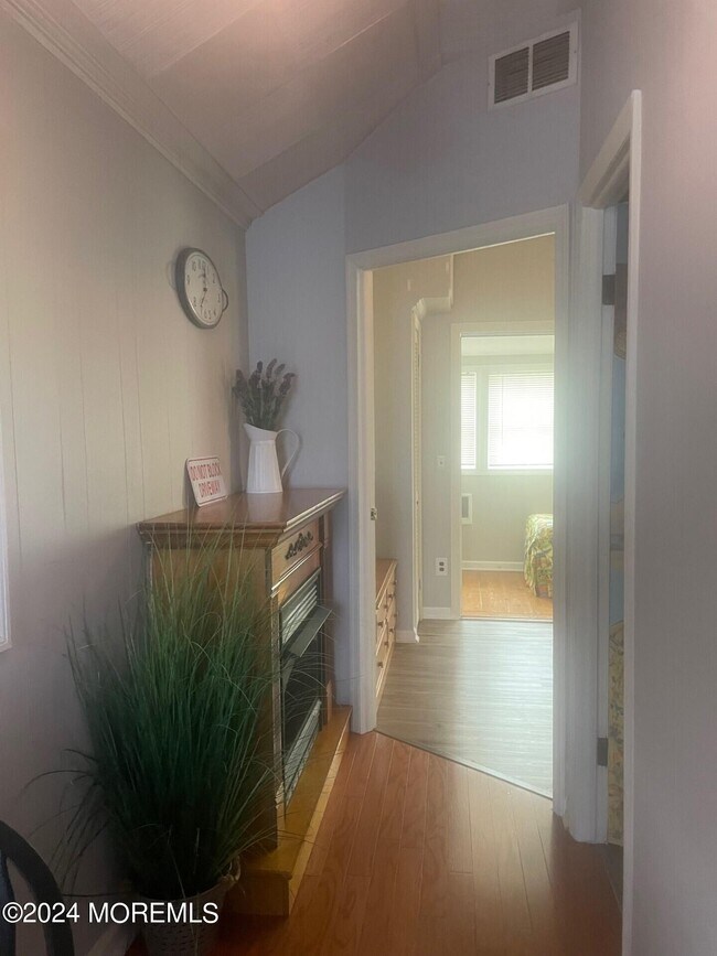 Building Photo - 605 Central Ave