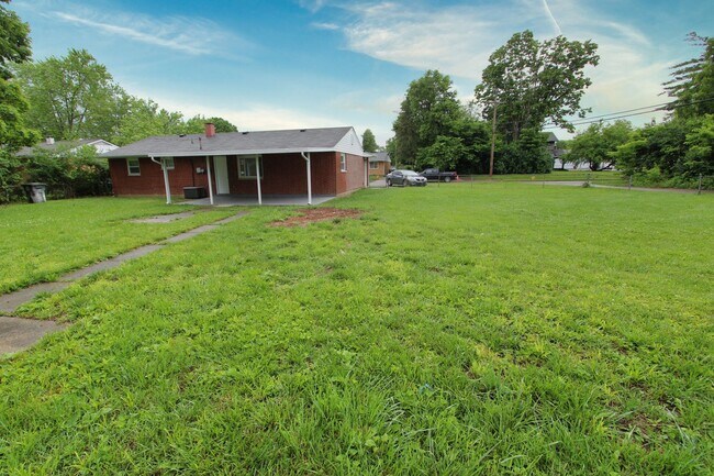 Building Photo - 4 bedroom 1 bathroom SF House