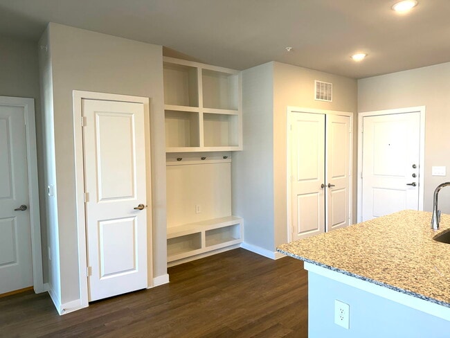 Building Photo - 1700 Daleside Ln