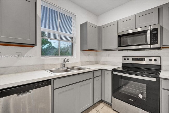 Building Photo - 376 NW 8th Ct