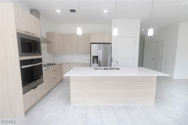 Building Photo - 1087 Rugby Cir