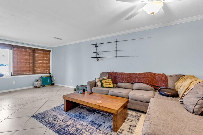 Building Photo - 251 Shalimar Dr