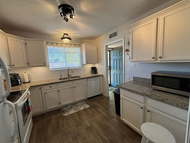 Building Photo - Fantastic Summer Getaway, Short Term Furni...