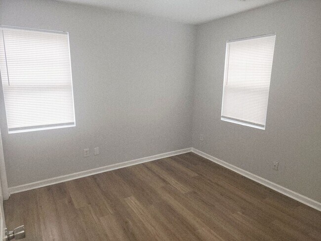 Building Photo - LOCATION, LOCATION, LOCATION! ONLY MINUTES TO WRIGHTSVILLE BEACH, CENTRAL TO ALL ILM HAS TO OFFER!!!