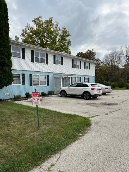 Building Photo - 1865 Badger St