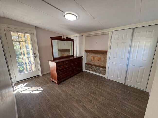Building Photo - Move in special! First month rent is half off with approved application! 6 month lease option!