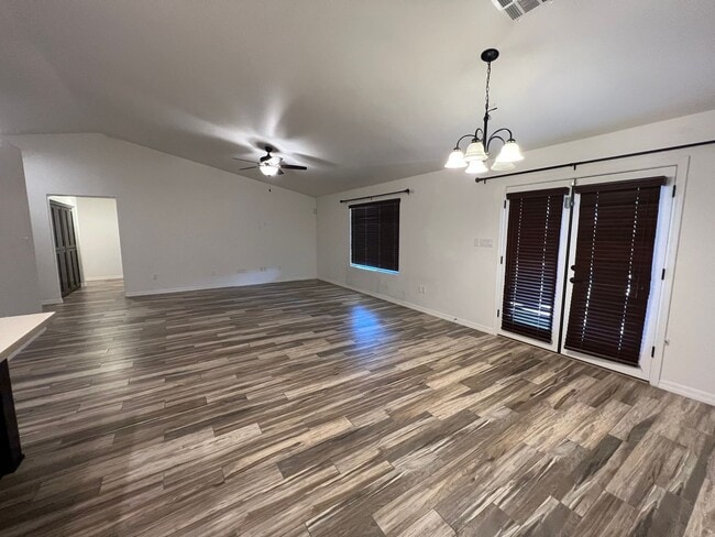 Building Photo - 4 BEDROOM POOL & SOLAR HOME