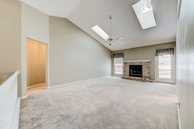 Building Photo - SPACIOUS 3 BEDROOM 2 BATH W/2 CAR GARAGE