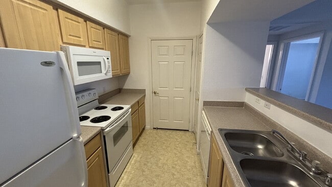 Building Photo - First-floor 1-bedroom condo available for immediate move-in.