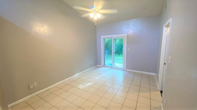 Building Photo - COZY 1/1 w/ Open Floor Plan, Vaulted Ceilings, Fenced in Yard, Solid Floors, Patio, & Washer/Drye...