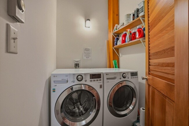 Building Photo - 5 Commercial Alley