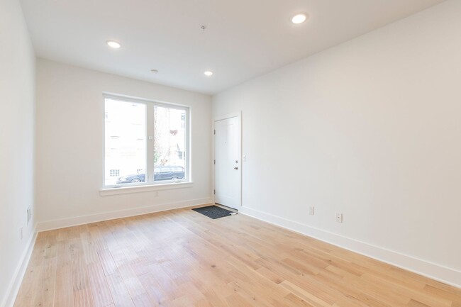 Building Photo - Sharswood Apartment Available!