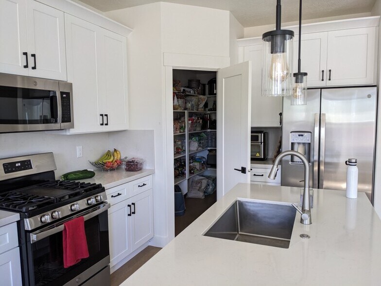 Building Photo - 3360 S Amara Pl