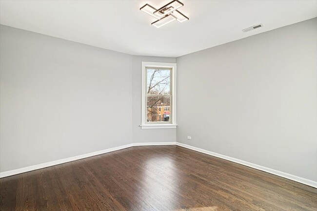 Building Photo - 6224 N Albany Ave