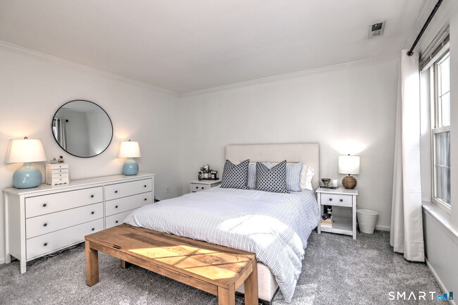 Building Photo - 50 Greenview Ln