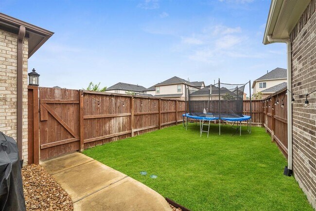 Building Photo - 27022 Brighton Valley Way