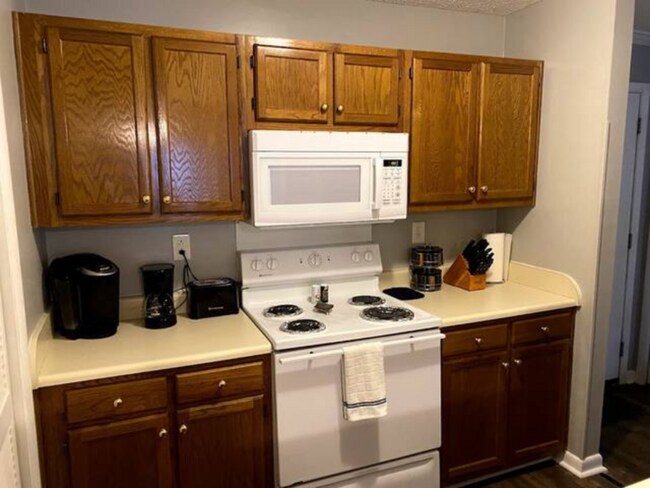 Building Photo - 4935-4937 7 Pine Cir
