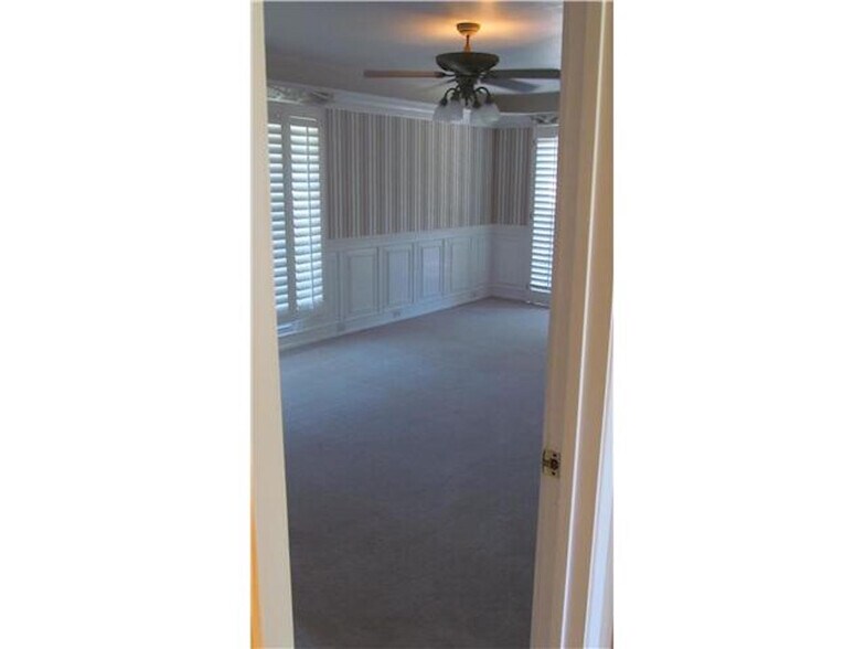 Building Photo - 2015 Hidden Crest Dr