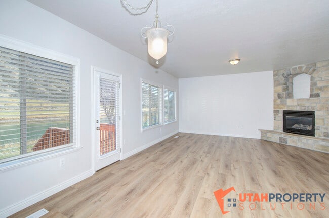 Building Photo - 10724 N Cypress