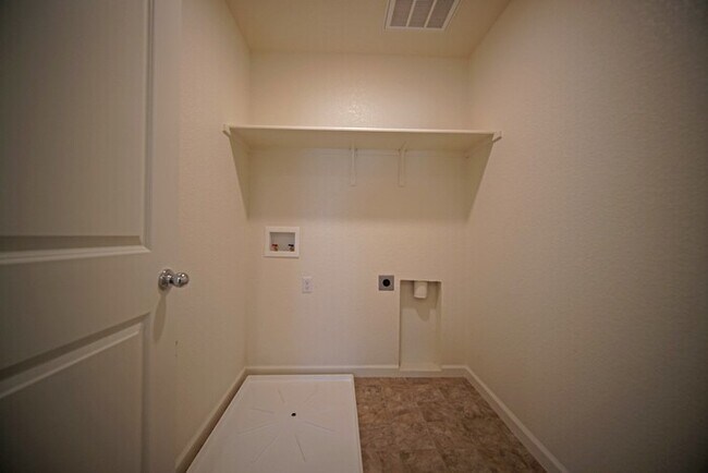 Building Photo - Beautiful 4 Bedroom PLUS office / den in Natomas!