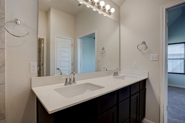 Building Photo - Beautiful 3BR/2BA Home with Island Kitchen...