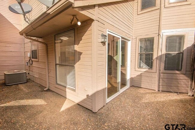 Building Photo - 5903 Hollytree Dr