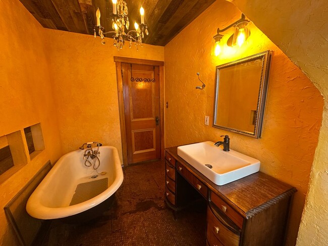 Building Photo - 5 Bed 3 Bath Home-Heat Included/Pets Allowed