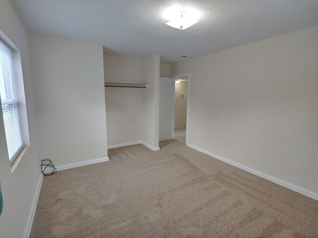 Building Photo - Cute 3BR/1BA cottage with central heat & a...