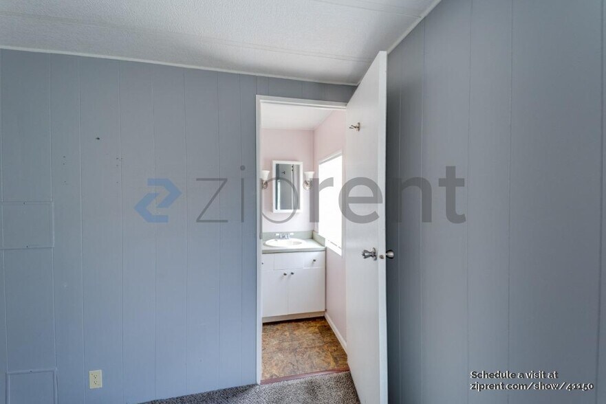 Building Photo - 10928 Poplar St NE