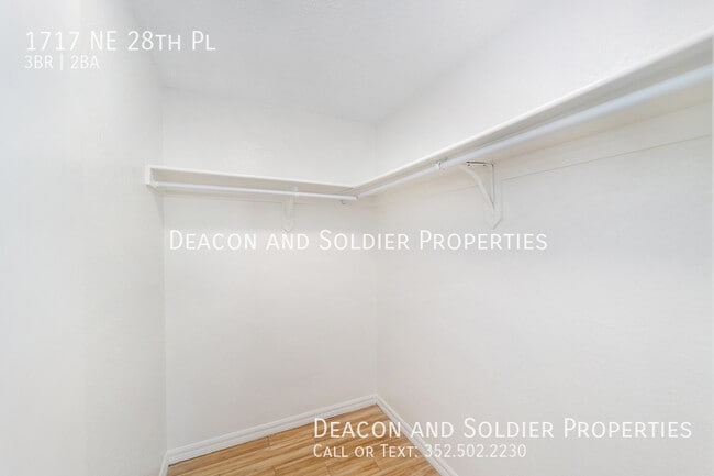 Building Photo - 1717 NE 28th Pl