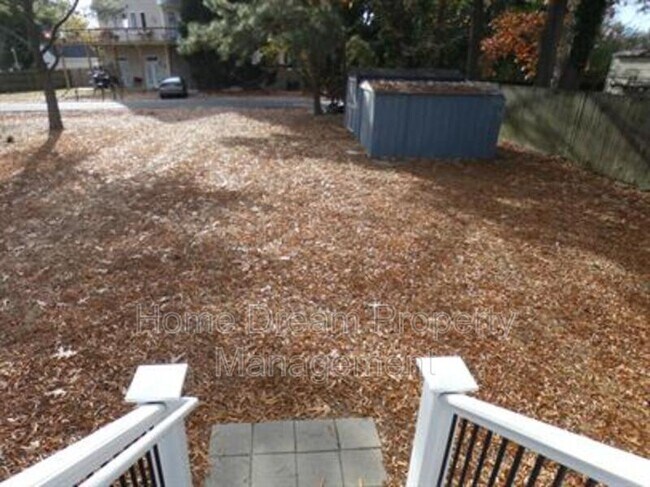 Building Photo - 930 Bryant Ave