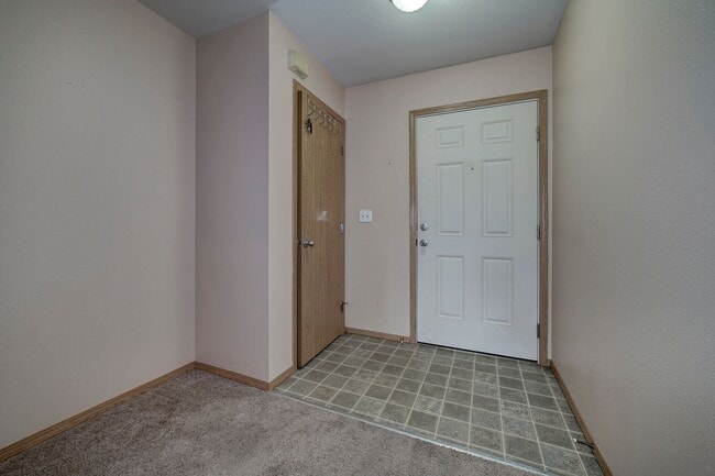 Building Photo - Spacious 3 bedroom townhome close to CK sc...