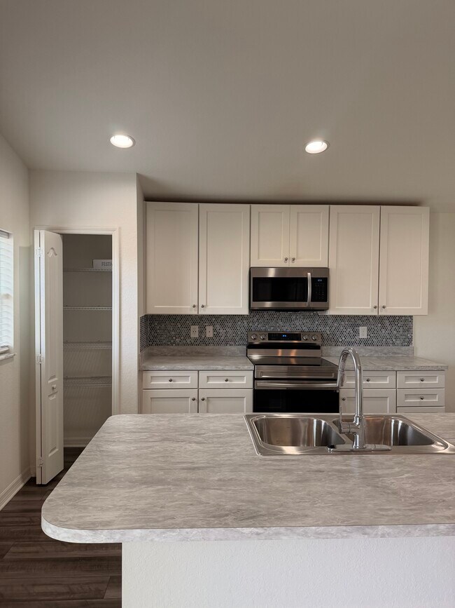 Building Photo - 281 Arbuthnot St