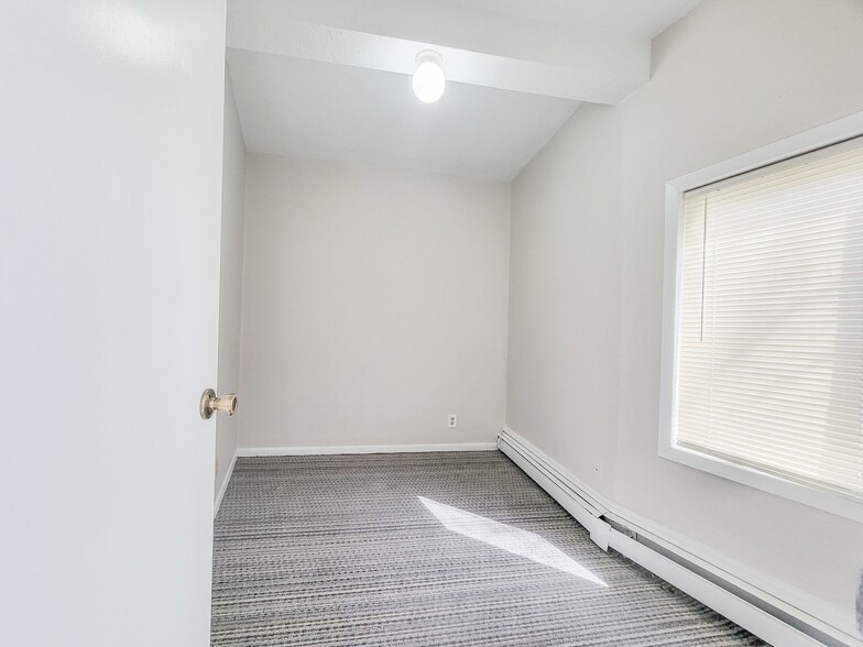 Building Photo - 644 Van Buren St NE