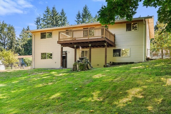 Building Photo - 3 Bed 2 Bath Fully Fenced Split Level Lake...