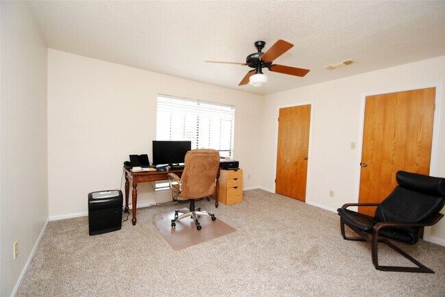 Building Photo - 15007 Pebble Bend Dr