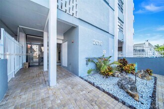 Building Photo - 2016 Bay Dr