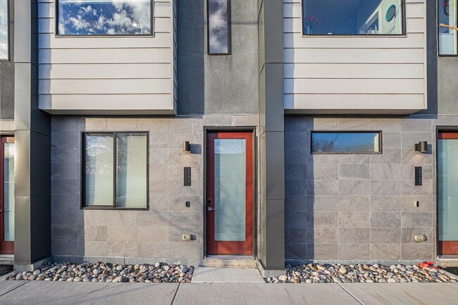 Building Photo - 1 Bed 1.5 Bath Townhome in West Highland Available!