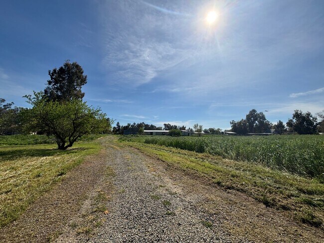 Building Photo - Charming Horse Property - 2 Bed/ 2 Bath with office- Home with Scenic Views and Pasture