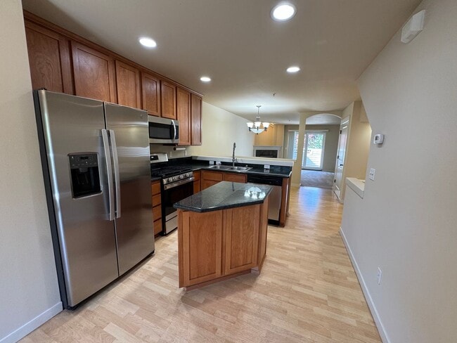 Building Photo - Spacious 2 bedroom 2 1/2 bath Plus Den  to...