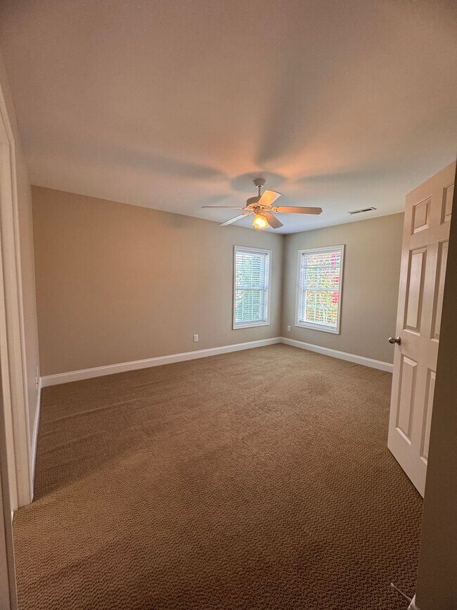 Building Photo - Stunning 5 Bedroom 4 Bath Home with 3 Car ...