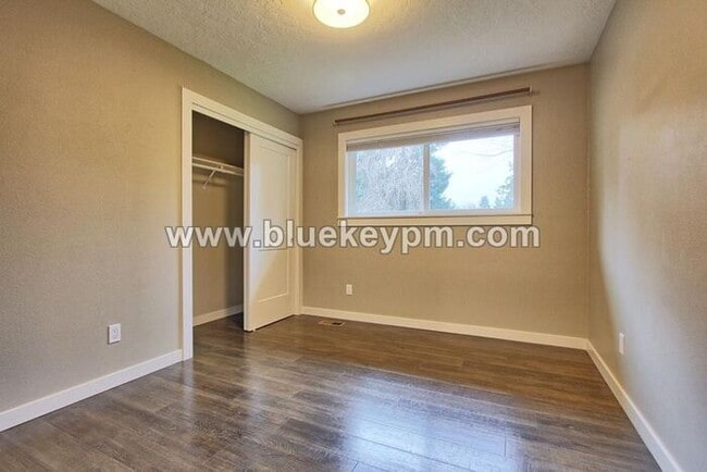 Building Photo - 4 Bed, 3 Bath Split Level Home in Sherwood