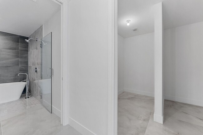 Building Photo - 485 E Royal Palm Rd