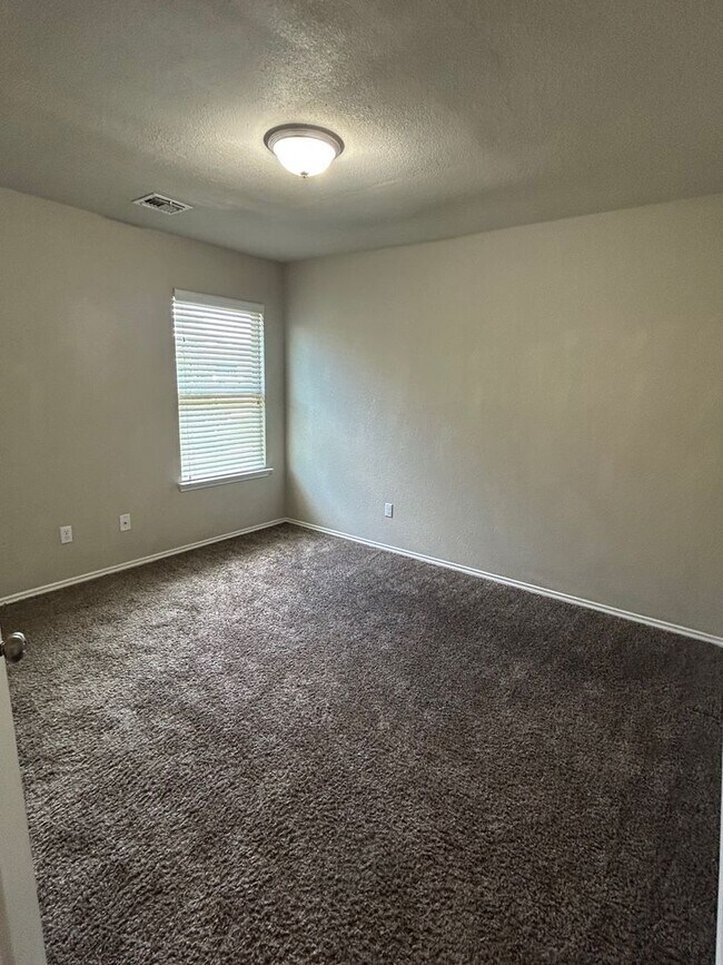 Building Photo - Newer Built 3 Bedroom Home