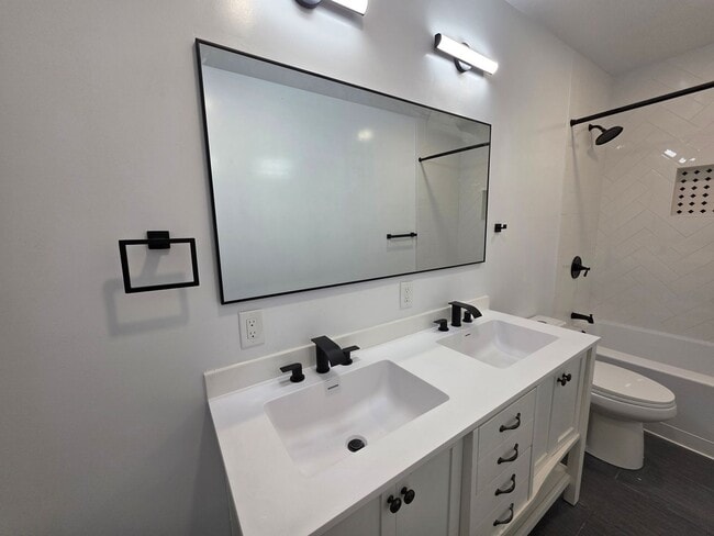 Building Photo - Fully Updated 4 bedroom 2 bathroom Apartment for rent in the Northside!