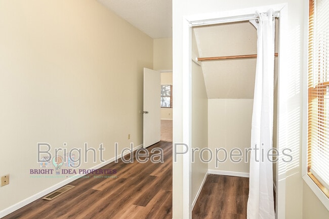 Building Photo - 863 Clark St N