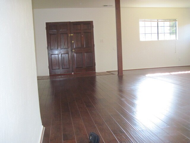 Building Photo - 4076 McLaughlin Ave