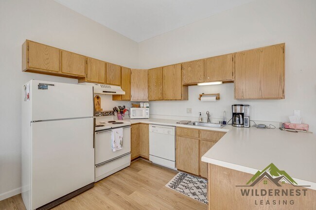 Building Photo - Sunshine and Views-Furnished 2 Bedrooms/2 Bathrooms Buffalo Ridge Condo